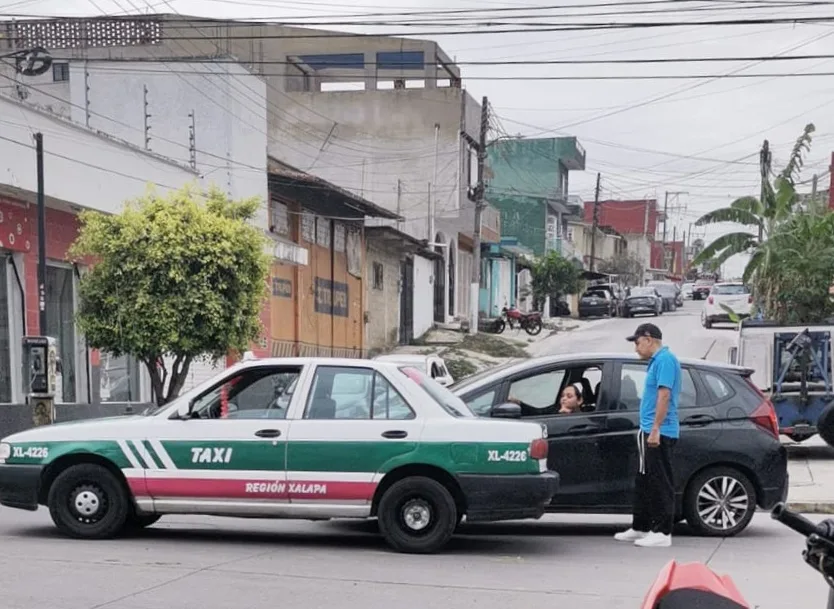Taxi y auto particular chocan en la Colonia Revolución