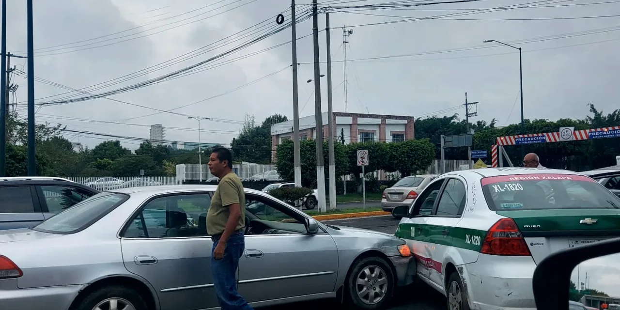 Accidente de tránsito en la avenida Lázaro Cárdenas, a la altura de Plaza Américas