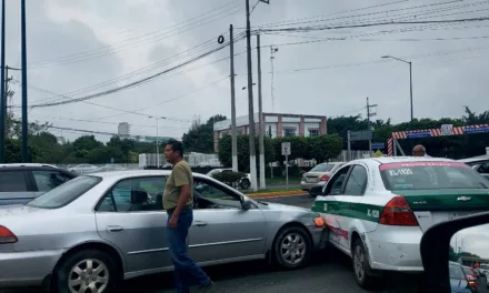 Accidente de tránsito en la avenida Lázaro Cárdenas, a la altura de Plaza Américas