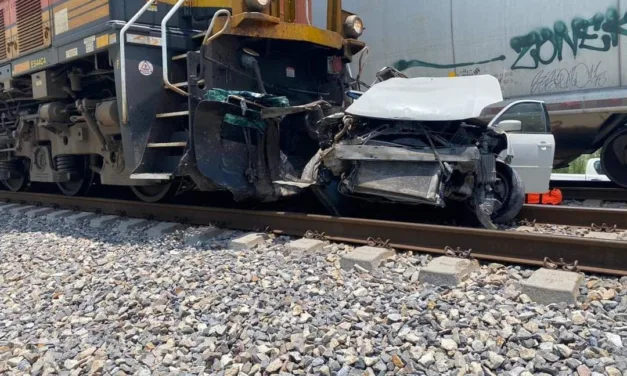 Mueren madre e hijo en choque contra tren