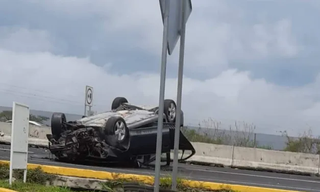 Se voltean en la carretera Veracruz- Xalapa,  a la altura de Cerro Gordo