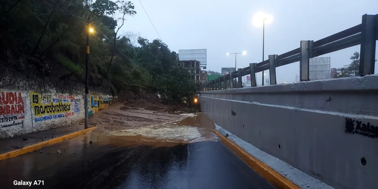 Deslizamiento de tierra a la altura del puente Macuiltepec, Xalapa