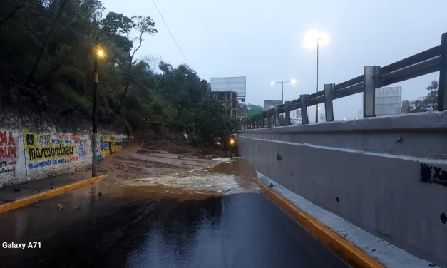 Deslizamiento de tierra a la altura del puente Macuiltepec, Xalapa