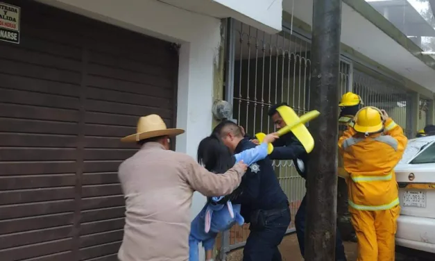 Auxilian a personas tras deslave en la Col. Dolores Hidalgo en Xalapa.