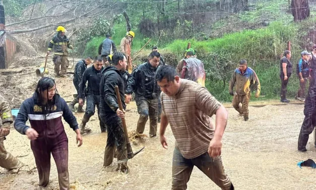 Elementos de SSP rescatan persona que se encontraba atrapada tras deslave en en Xalapa.