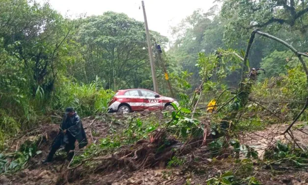 Taxi es arrastrado por alud de tierra en la carretera Fortín-Huatusco