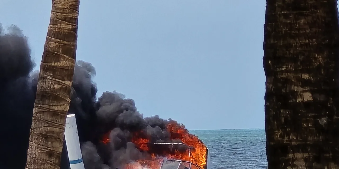 Video: Se incendia embarcación en Cancún