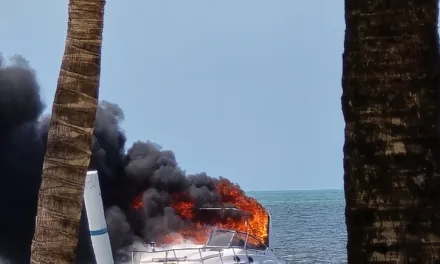 Video: Se incendia embarcación en Cancún