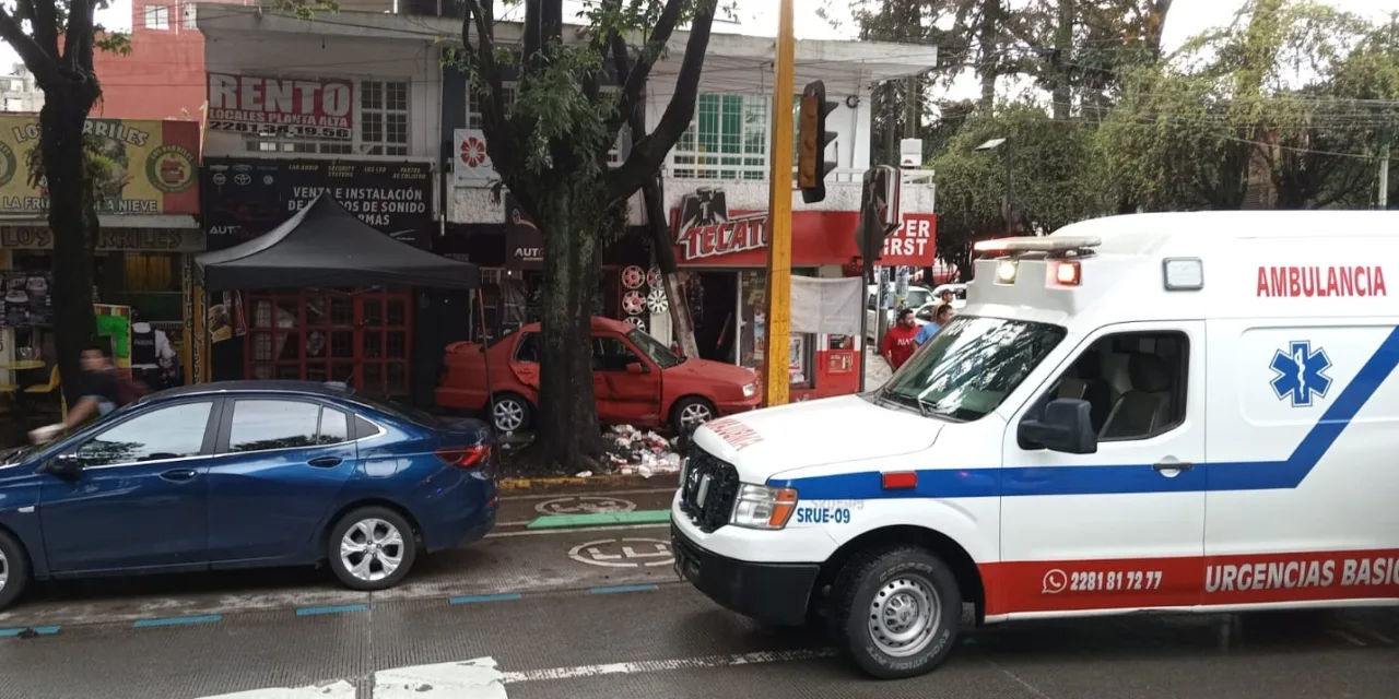 Choca ambulancia y vehículo en Ruiz Cortines, esquina Acueducto