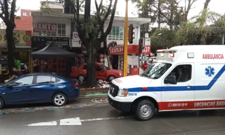 Choca ambulancia y vehículo en Ruiz Cortines, esquina Acueducto