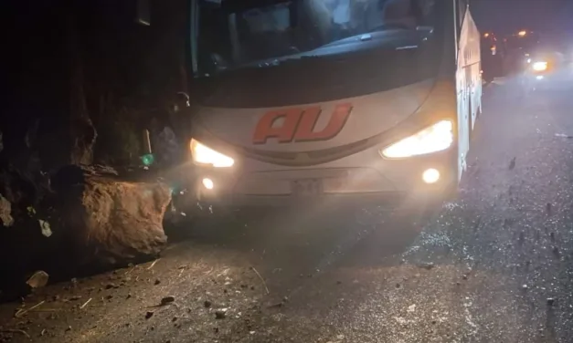 Derrumbe en la autopista Xalapa-Veracruz,  a la altura de Corral Falso