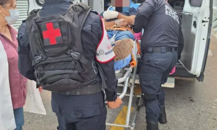 Paramédicos de SSP atienden persona que sufrió lesión en Indeco Animas en Xalapa.