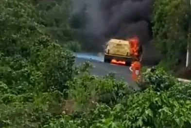 Se incendia camioneta de valores sobre la carretera Tlaltetela – Xalapa