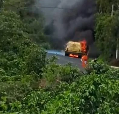 Se incendia camioneta de valores sobre la carretera Tlaltetela – Xalapa