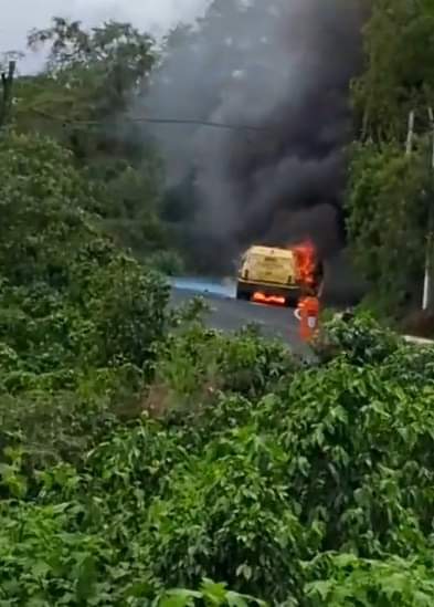 Se incendia camioneta de valores sobre la carretera Tlaltetela – Xalapa