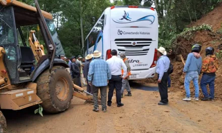 Autobus se queda atascado en la carretera Coscomatepec – Huatusco