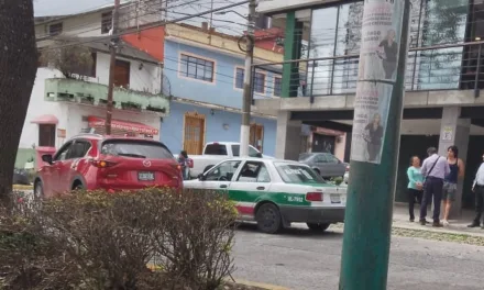 Camioneta Mazda y taxi chocan en la avenida Américas