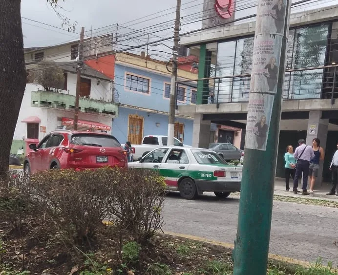 Camioneta Mazda y taxi chocan en la avenida Américas