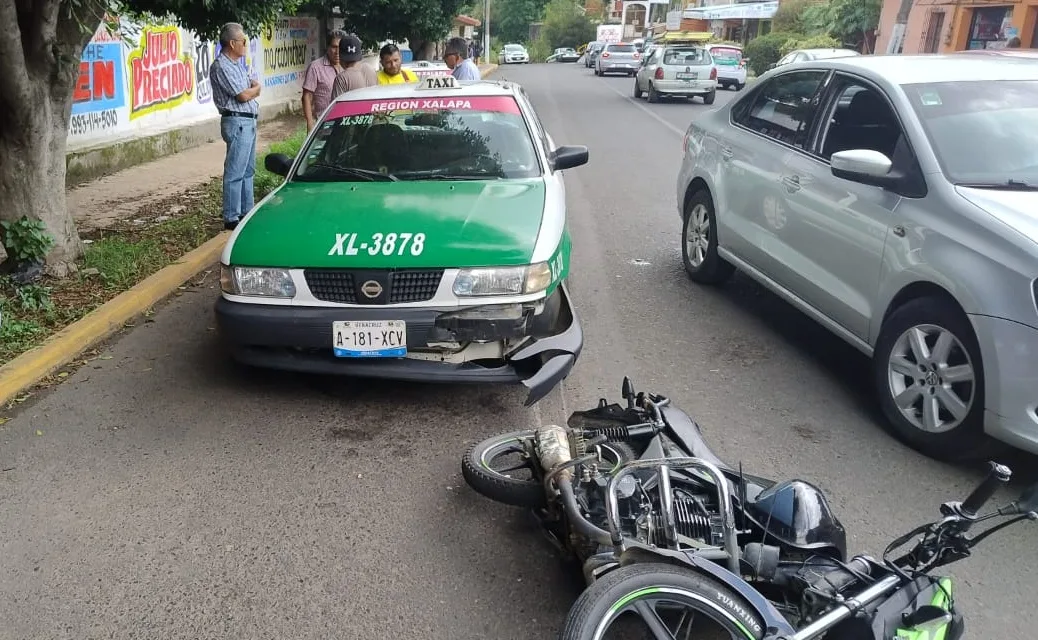 Chocan taxi y motocicleta en la avenida Mártires 28 de Agosto, Xalapa