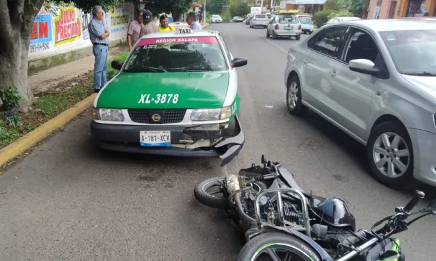 Chocan taxi y motocicleta en la avenida Mártires 28 de Agosto, Xalapa