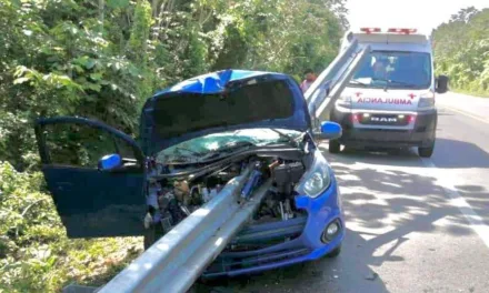 Conductor se impacta contra la valla metálica en la autopista de cuota Playa del Carmen-Mérida.