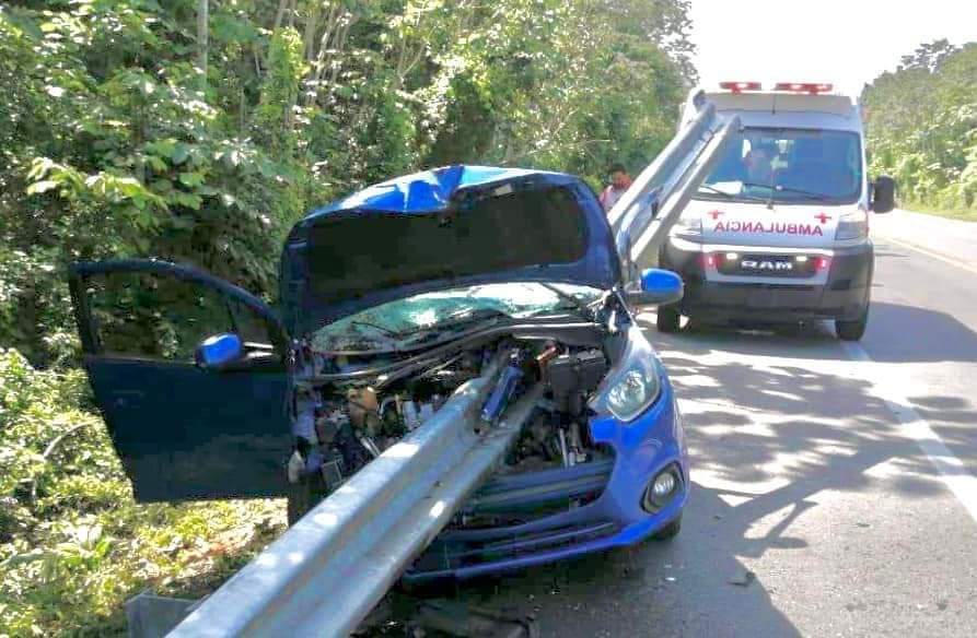 Conductor se impacta contra la valla metálica en la autopista de cuota Playa del Carmen-Mérida.