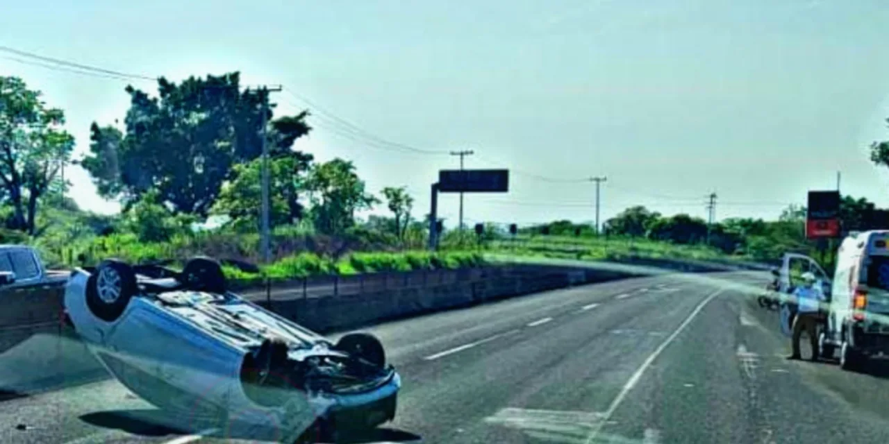 Se registra volcadura en la carretera Xalapa-Veracruz,