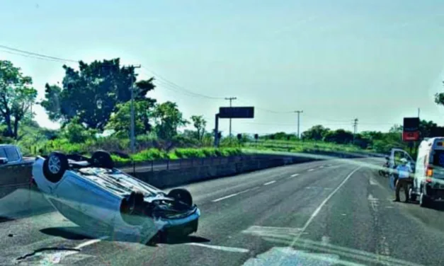 Se registra volcadura en la carretera Xalapa-Veracruz,