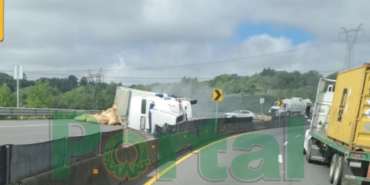 Choque y volcadura en el autopista Perote – Xalapa