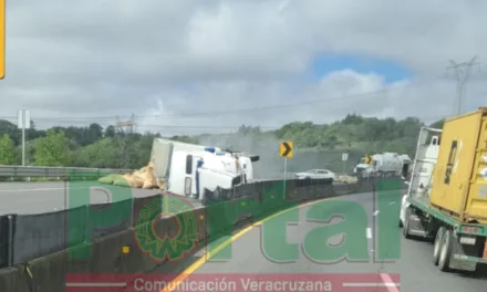 Choque y volcadura en el autopista Perote – Xalapa