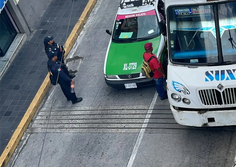 Chocan taxi y camión de Xalapeños Ilustres