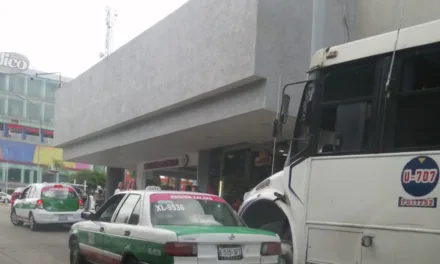 Chocan camión de pasajeros y taxi a la altura de Plaza Cristal
