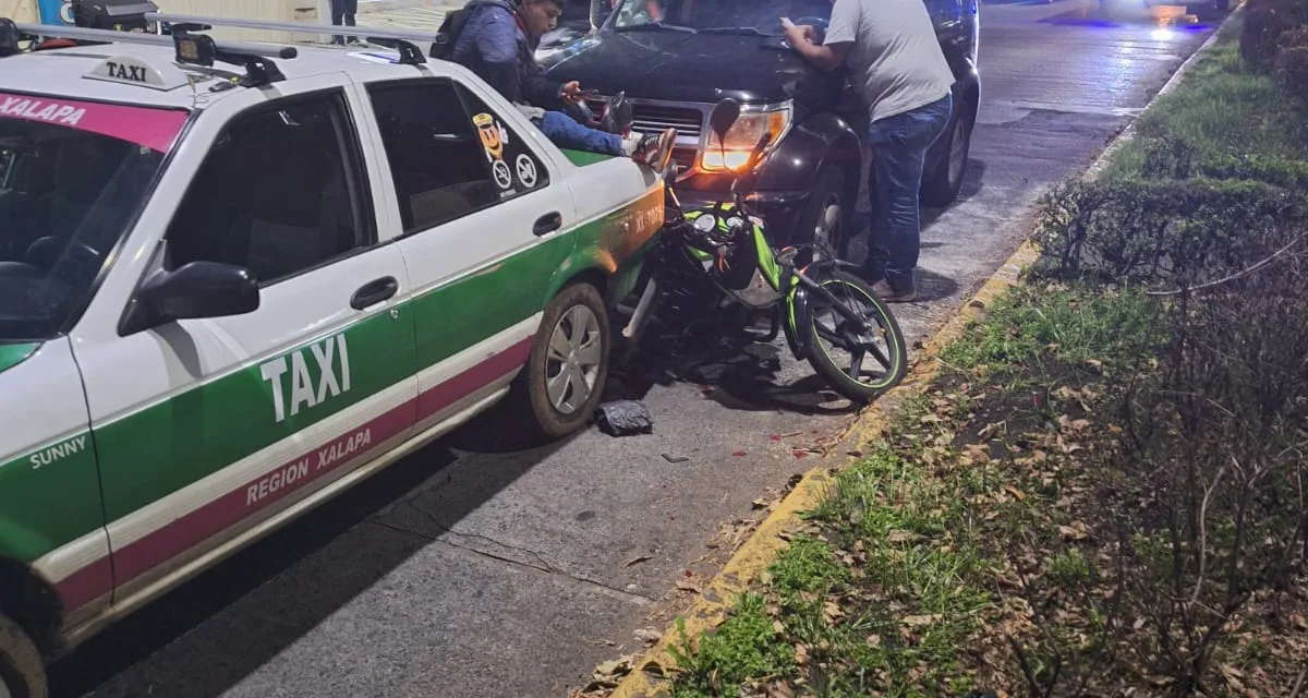 Motociclista lesionado en la Av. Américas, quedó entre taxi y Camioneta