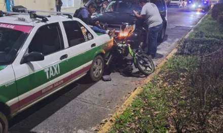 Motociclista lesionado en la Av. Américas, quedó entre taxi y Camioneta