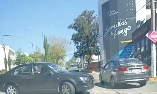 Accidente de tránsito sobre la avenida Americas, no hay paso!