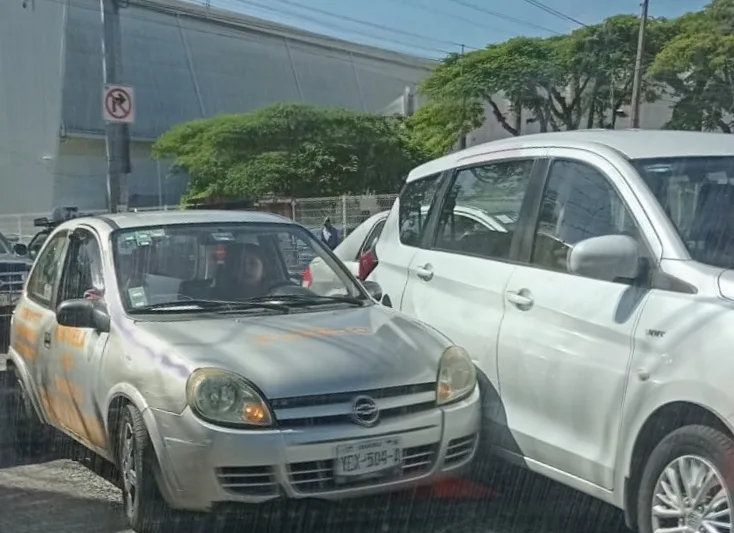 Choca vehículo de escuela de manejo en la zona centro de Xalapa