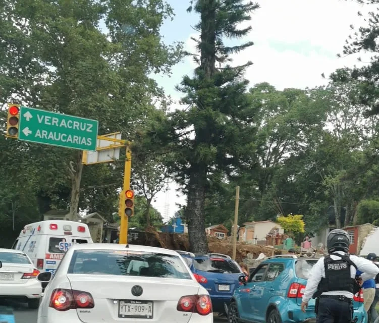 Accidente en el distribuidor de la Araucaria y otro en el puente Bicentenario