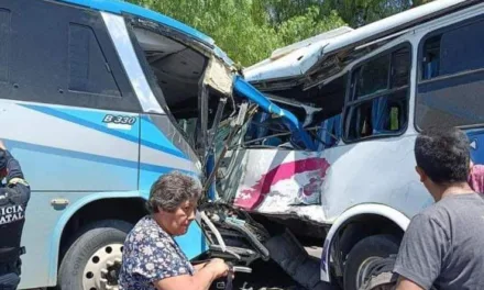 Video: Chocan dos autobuses de pasajeros en la carretera  MÉXICO-PACHUCA