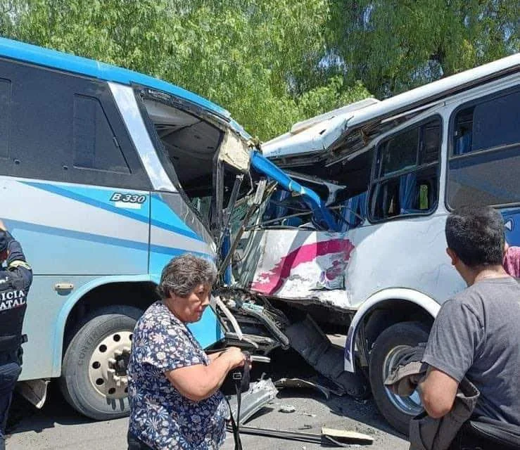 Video: Chocan dos autobuses de pasajeros en la carretera  MÉXICO-PACHUCA