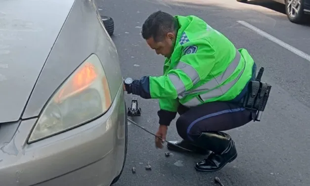 Lo bueno también cuenta! Agentes de tránsito auxilia a mujer embarazada  en la avenida Lázaro Cárdenas