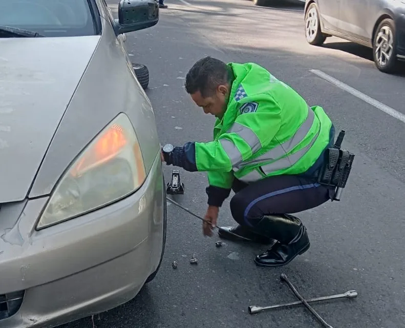 Lo bueno también cuenta! Agentes de tránsito auxilia a mujer embarazada  en la avenida Lázaro Cárdenas