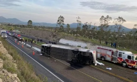 TRANSPORTE PÚBLICO VOLCÓ EN CARRETERA CALPULALPAN-TEXCOCO