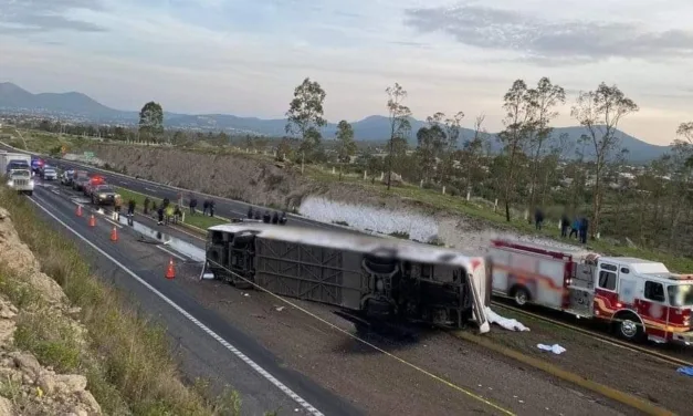 TRANSPORTE PÚBLICO VOLCÓ EN CARRETERA CALPULALPAN-TEXCOCO