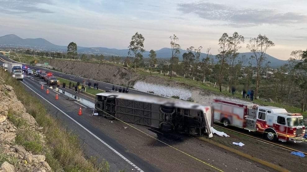 TRANSPORTE PÚBLICO VOLCÓ EN CARRETERA CALPULALPAN-TEXCOCO