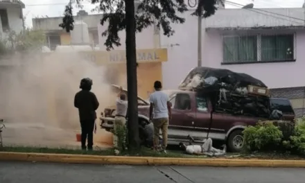 Se incendia camioneta en la avenida Pípila, Xalapa