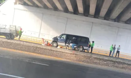 Accidente de tránsito e n la carretera Xalapa-Veracruz , a la altura del distribuidor vial El Trébol