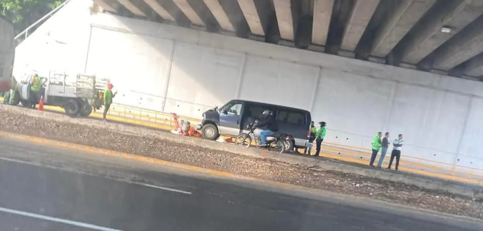 Accidente de tránsito e n la carretera Xalapa-Veracruz , a la altura del distribuidor vial El Trébol