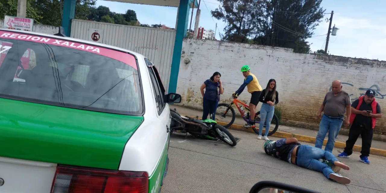 Taxi impacta motocicleta a la altura de la Presa de San Bruno, Xalapa