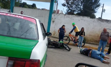 Taxi impacta motocicleta a la altura de la Presa de San Bruno, Xalapa