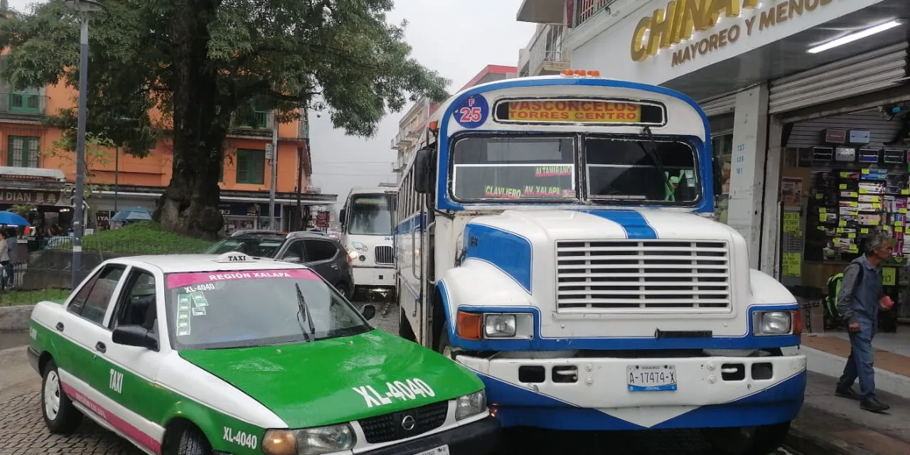 Chocan taxi y camión de pasajeros a la altura del Árbol, Xalapa